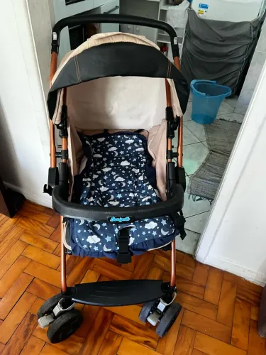 Carrinho de bebê com bebê conforto da linha Burigoto 