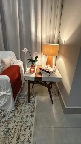 Mesa lateral em madeira maciça na cor Imbuia e Off White