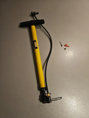 Bomba de pé Encher Pneu Bicicleta Moto Bola Leve E Resistente Cor Amarelo - Frete Grátis