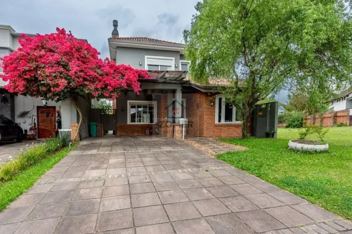 Casa em condominio com 230 metros 4 suites 4 vagas no bairro Terra Ville em Porto Alegre