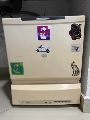 Máquina de lavar louça antiga funcionando