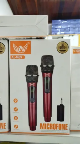 MICROFONE RECARREGAVEL COM 2 MICROFONE E UM RECEPTOR RECARREGAVEL ?