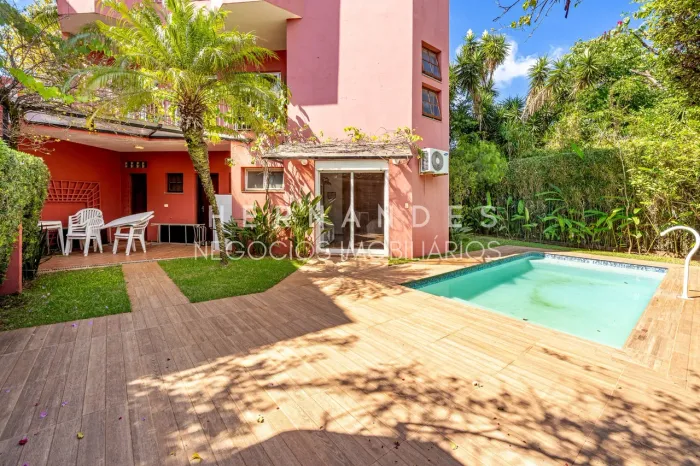 Venda de Casa em Condomínio de Luxo em Alphaville, Santana de Parnaíba-SP: 3 Quartos, 3 Su