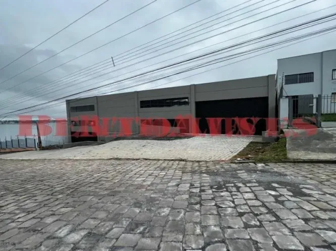 Pavilhão em boa localização, bairro industrial, com 1000 m2 contando com o mezanino, pé di