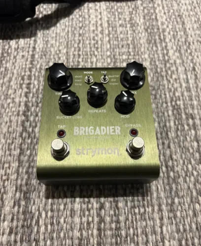PEDAL STRYMON DELAY BRIGADIER COM A FONTE - MEMORY MAN
