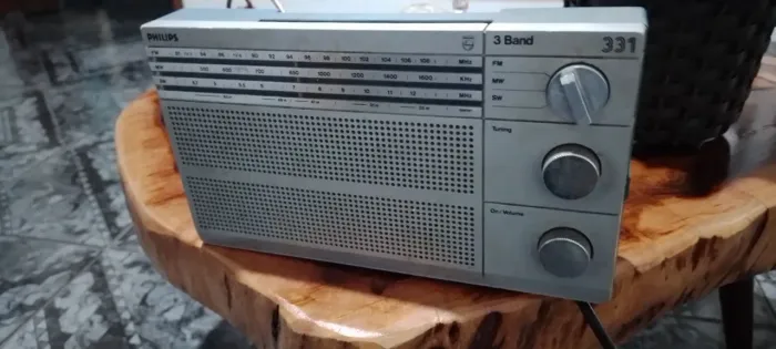 Radio  Philips   3 band  331 ler a descrição 