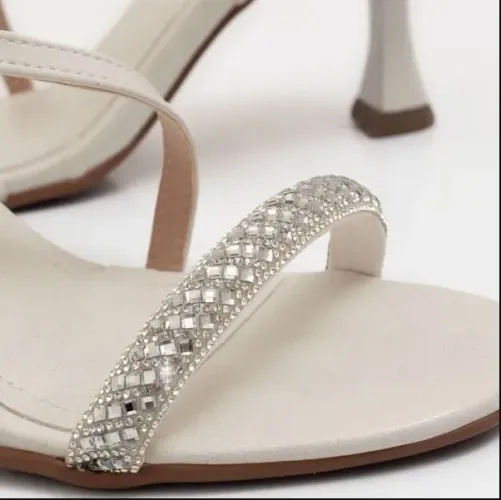 Scarpin Off-white com strass