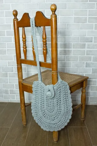 Bolsa tiracolo de crochê azul claro