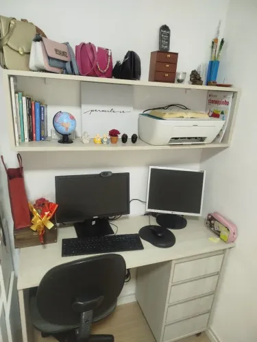 Escrivaninha com gaveteiro