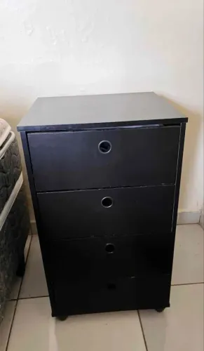 Mesa de cabeceira/ criado mudo