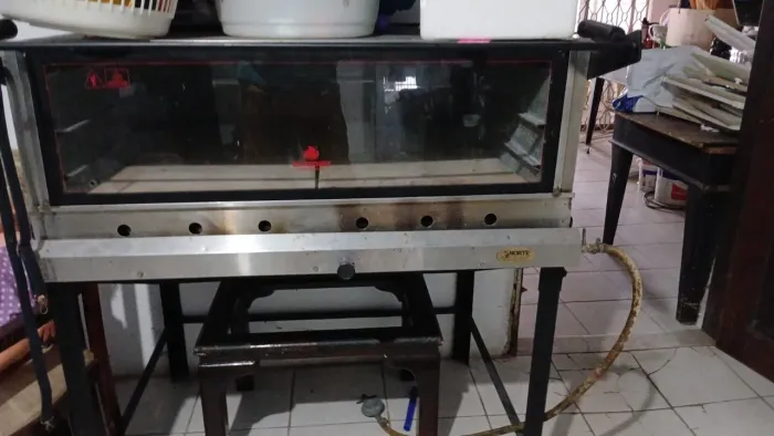 Forno profissional, pouco tempo de uso, por dentro e de mármore