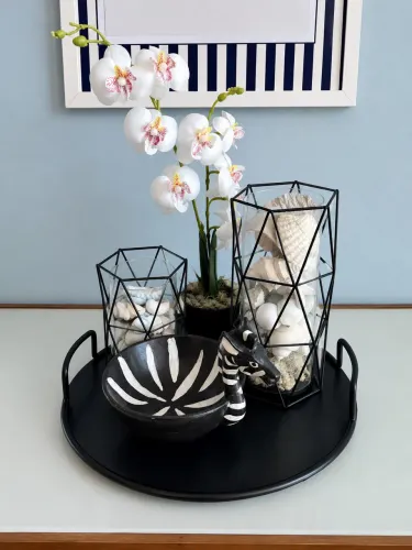 Kit Decorativo Sofisticado com Bandeja, vaso com orquídea  e vasos geométricos com conchas