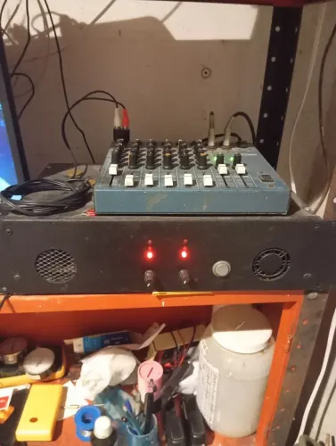Amplificador muito potente com mesa de quatro canal duas caixas da Sony r$ 1000