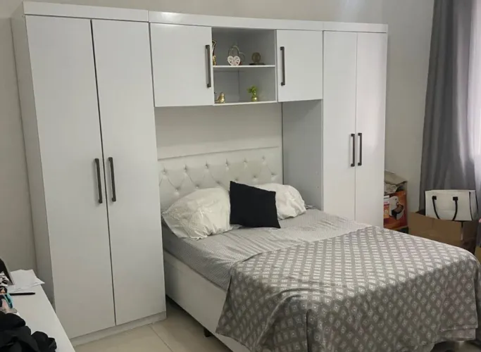 Guarda roupa com prateleira
