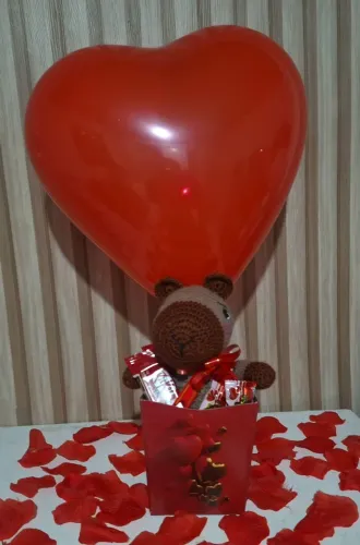 Caixa presente dia dos namorados com capivara amigurumi e chocolates