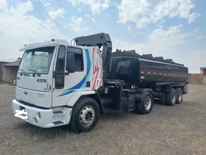 Ford Cargo 4331 2004 4x2 com Munck e Tanque Conjunto