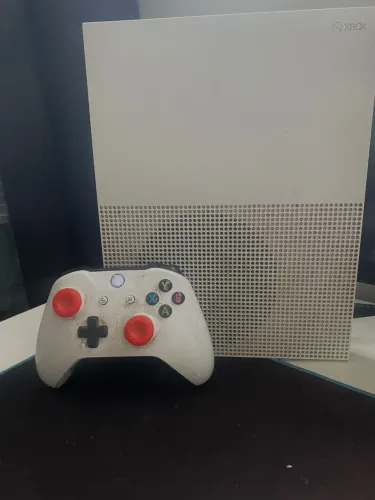 Xbox one S com um controle 