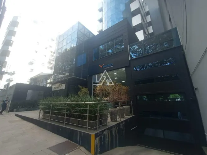 SALA COMERCIAL EM FRENTE AO HOSPITAL DE CLINICAS COM GARAGEM - SEMI MOBILIADA