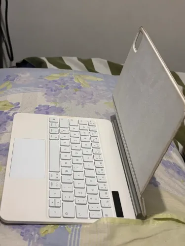 Capa Teclado Magnética iPad Air 4 / Air 5 / Pro 11 Branca (Estilo Magic Keyboard)