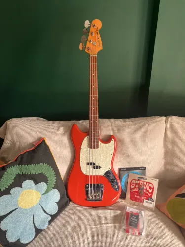 Baixo Fender Mustang Vintera Fiesta Red