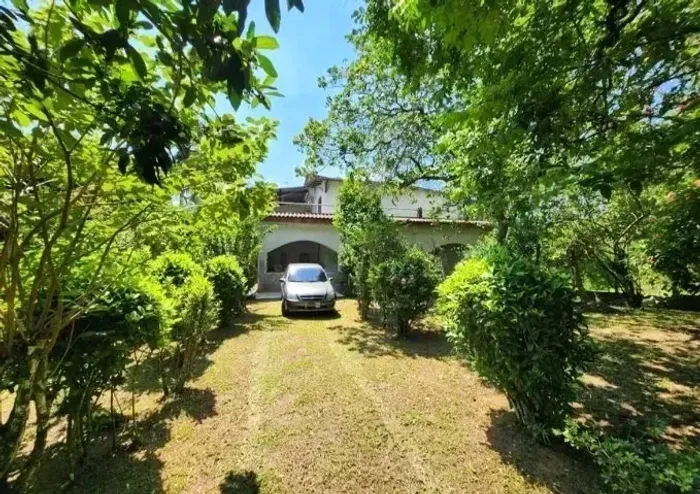 Imóvel para venda possui 339 metros quadrados com 4 quartos