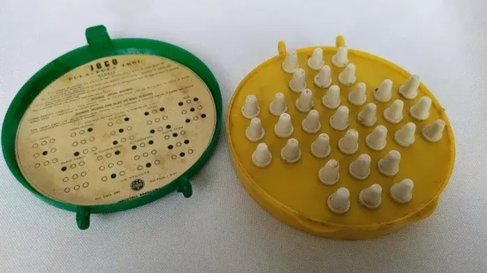 BRINQUEDO ANTIGO DA saudosa TROL denominado JOGO PULA PULA. Um dos pinos que fecha a tampa