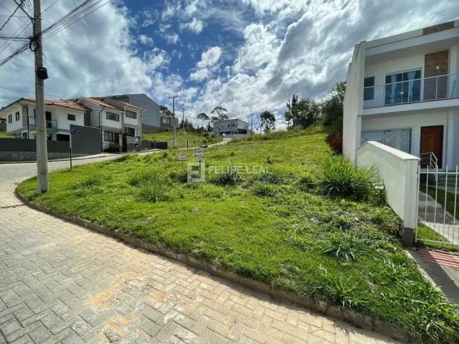 Lote perto do Jardim Botânico de 331,34 m² de esquina- São José