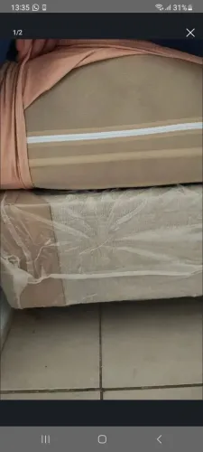 Colchão de casal com capa.