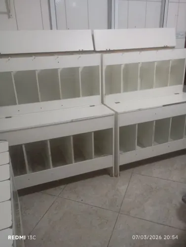Expositor de ração para pet shop com visor de vidro