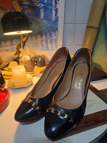 Sapato Anabela Salvatore Ferragamo em Pele Preta com Fivela Dourada