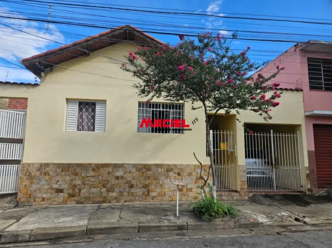 Proximo ao Hospital Pio XII, são 3 casas em um terreno