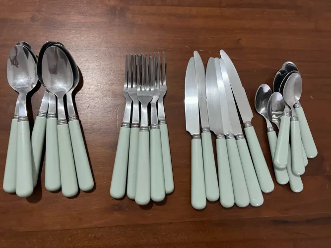 Faqueiro de metal e cabo verde claro Zara Home