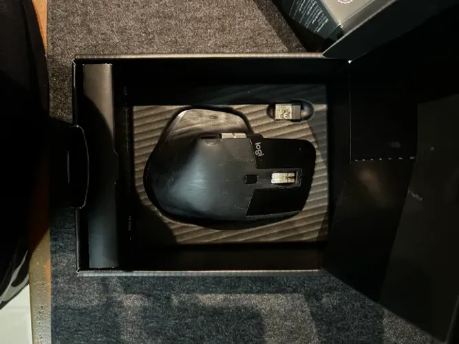 Logitech MX Master 3 com caixa, dongle e cabo USB-C