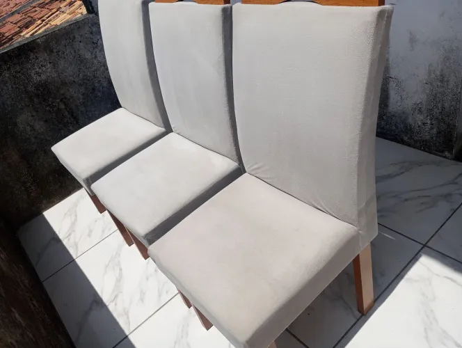 sofá novo e mesa com 4 cadeiras