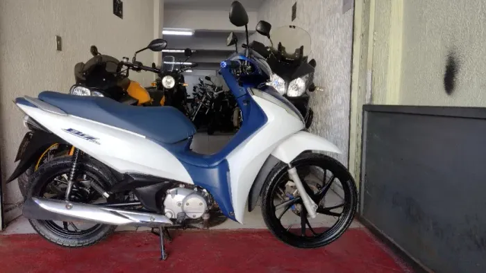 HONDA BIZ 125i FLEX 2023 BRANCA EM OTIMO ESTADO E DAMOS GARANTIA TOTAL