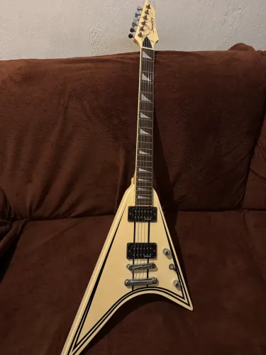 Guitarra CLG-45 Flying V Strinberg
