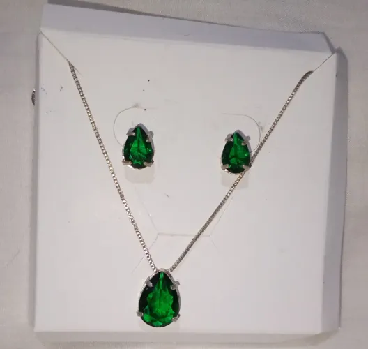 Colares, pulseiras e brincos