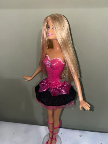 Barbie com mechas rosa e saia rosa mattel