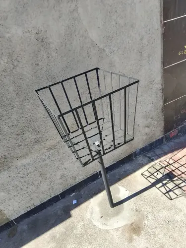 Lixeira reforçada para calçada