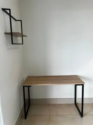 Mesa  e prateleira suspensa para escritório 