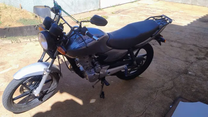 Vendo Moto Cg Titan 125 ES ano 2001 modelo 2002 .