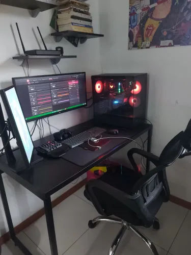 Setup Completo (PC Gamer + Monitores + Periféricos + Mobília) - Ryzen 7 5700X e RX 9060 XT
