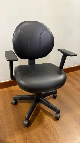 Cadeira executiva com suporte de braços regulável