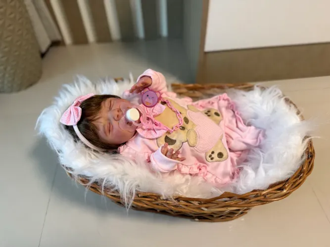 Bebê reborn realista sorrindo