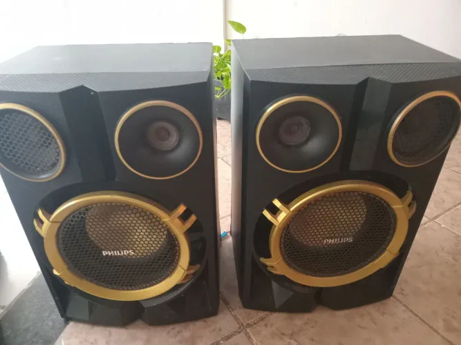 Duas caixas de som em perfeito funcionamento 