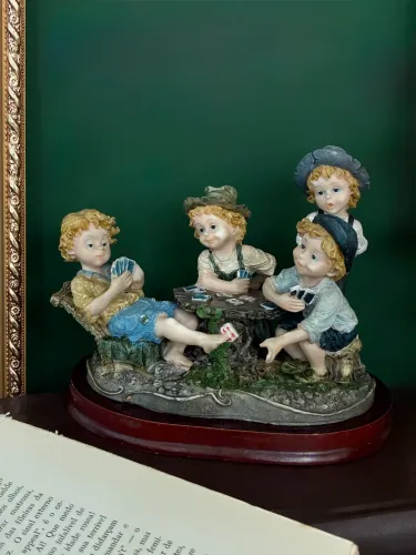 Estatueta de resina italiana meninos jogando carteado
