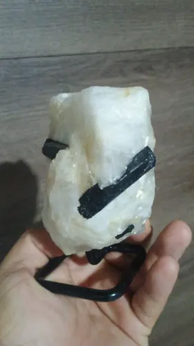 Turmalina negra no quartzo na base de ferro giratória.