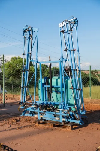 Pulverizador de Barra Montana 800 litros, Barra de 12 metros, Comando Elétrico.