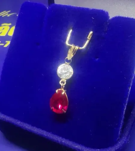 Pingente Gota Zircônia Branca 5 mm e Vemelha 10 x 6 mm Ouro 18 Kilates Peso 0.65 Gramas   