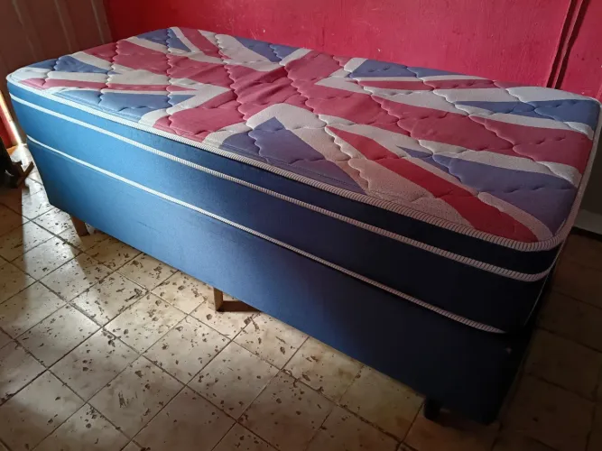 Conjunto de base+colchão de solteiro com molas ensacadas.Colchao já tá higienizado 